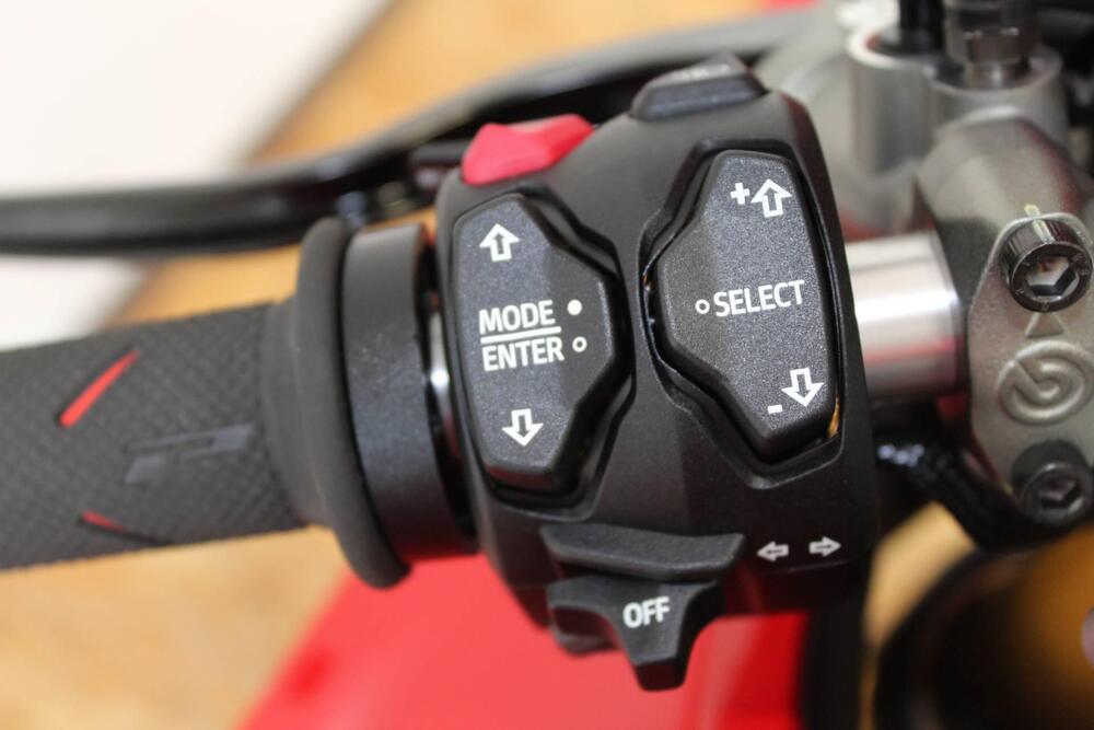 Ducati Panigale V4 S (2022 - 24) (4)