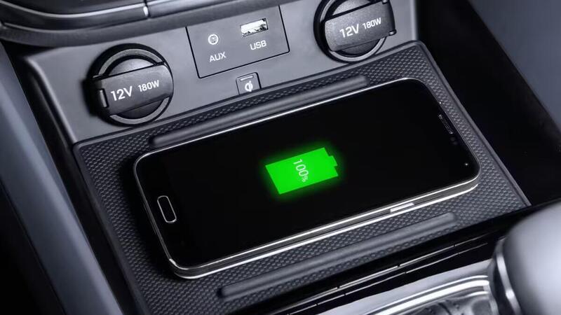 Caricare lo smartphone senza fili in auto pu&ograve; danneggiarlo