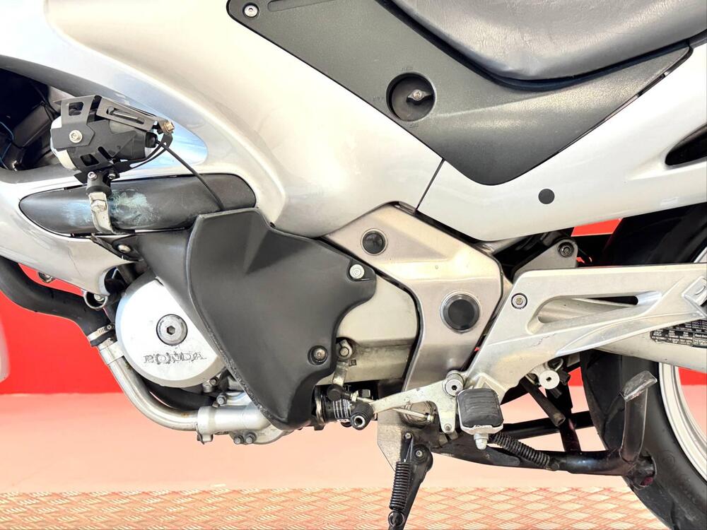 Honda Deauville 650 (2002 - 05) (17)