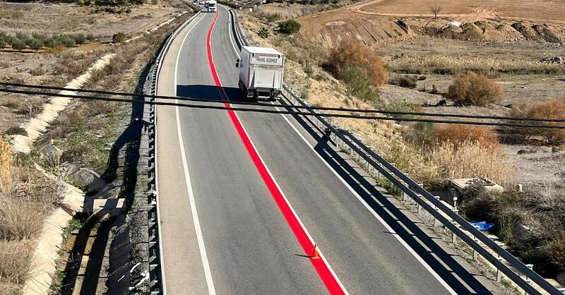 Strisce rosse sulla strada, attenzione qui il pericolo &egrave; alto