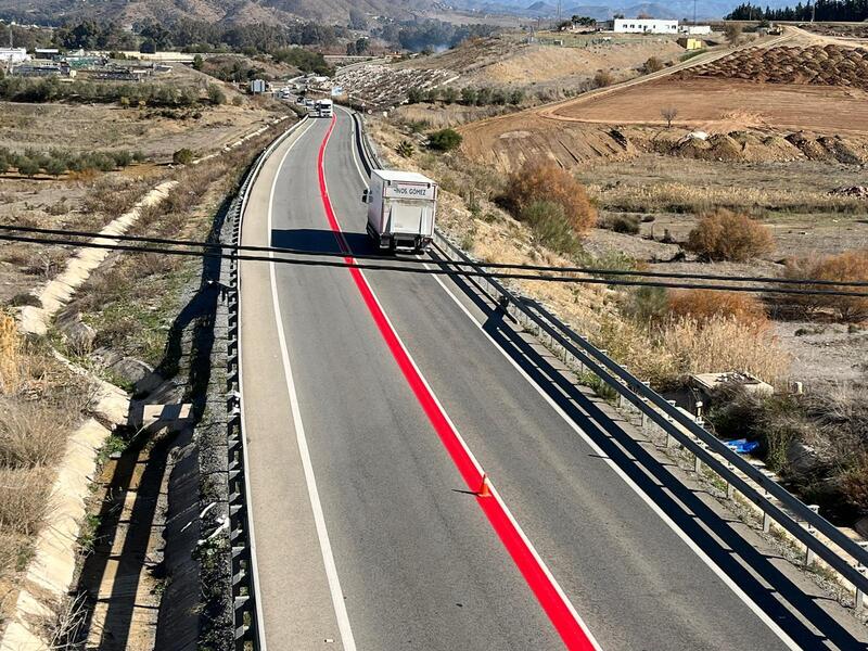 Strisce rosse sulla strada, attenzione qui il pericolo &egrave; alto