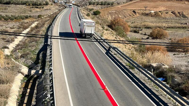 Strisce rosse sulla strada, attenzione qui il pericolo &egrave; alto