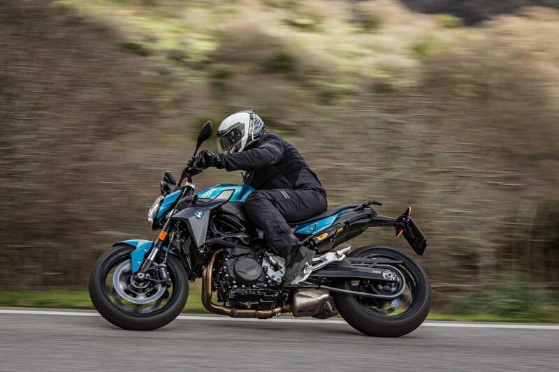 BMW F 900 R 2025 TEST: che carattere la tedesca! La prova della naked su strada, Pro e Contro [GALLERY]