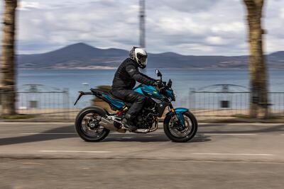 BMW F 900 R 2025 TEST: che carattere la tedesca! La prova della naked su strada, Pro e Contro [GALLERY]