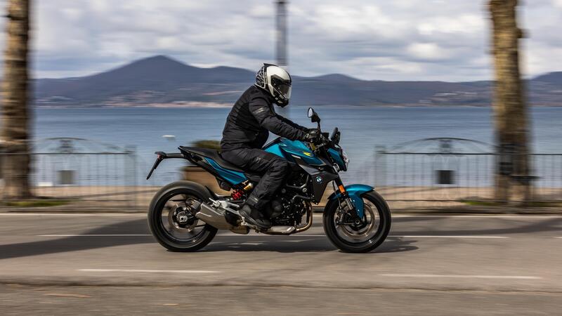 BMW F 900 R 2025 TEST: che carattere la tedesca! La prova della naked su strada, Pro e Contro [VIDEO E GALLERY]