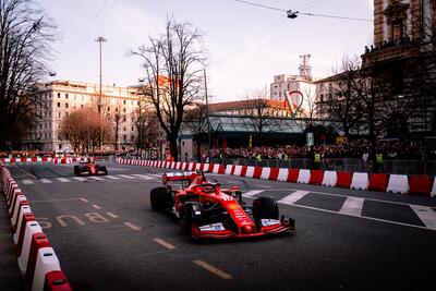 F1. Lewis Hamilton e Charles Leclerc infiammano Milano: la grande festa Ferrari al Castello Sforzesco vissuta da vicino