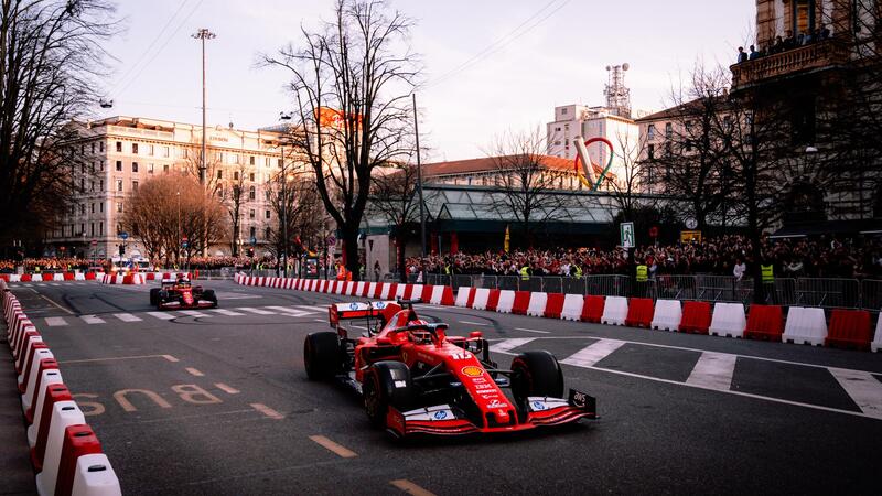 F1. Lewis Hamilton e Charles Leclerc infiammano Milano: la grande festa Ferrari al Castello Sforzesco vissuta da vicino