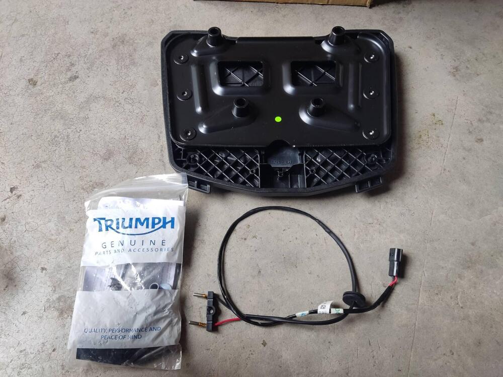 Piastra per bauletto originale Triumph (2)