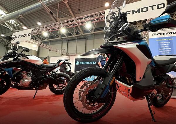 CFMoto al MotoDays 2025: grande interesse per le Adventure 450 MT e X, e la Nuova 700 MT [VIDEO]