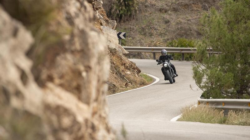 Abbigliamento, caschi e accessori: i must have della stagione