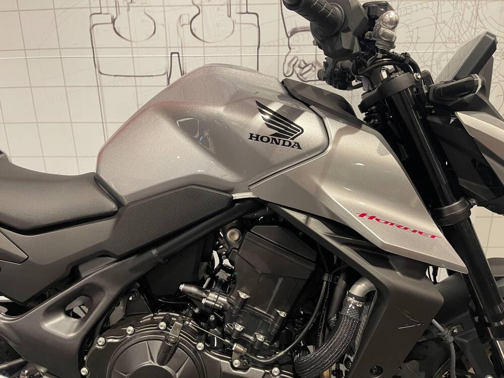 Honda CB 750 Hornet (2025) (2)