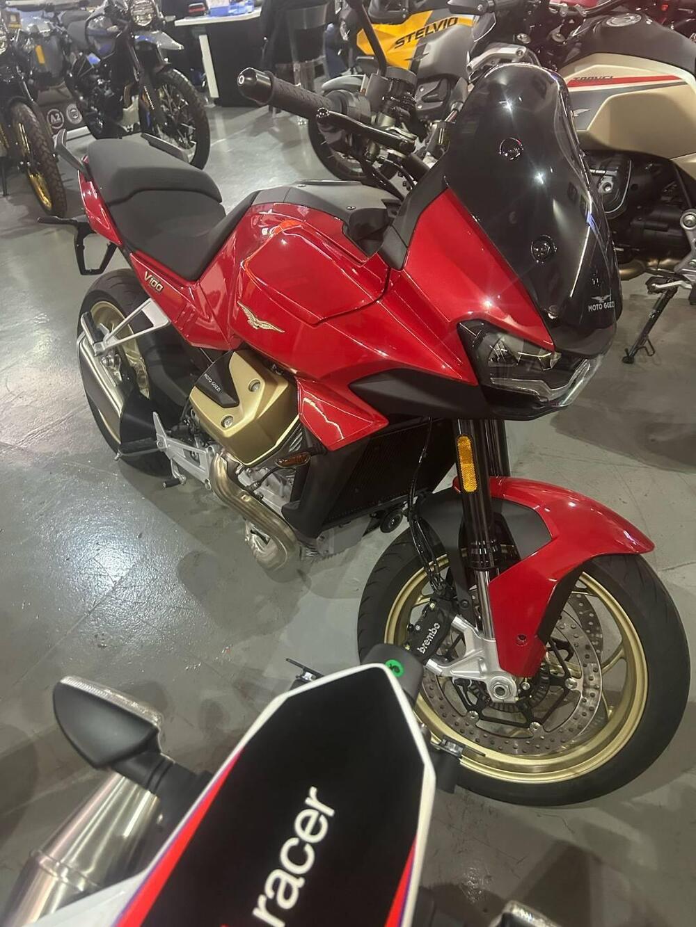 Moto Guzzi V100 Mandello (2022 - 24) (2)