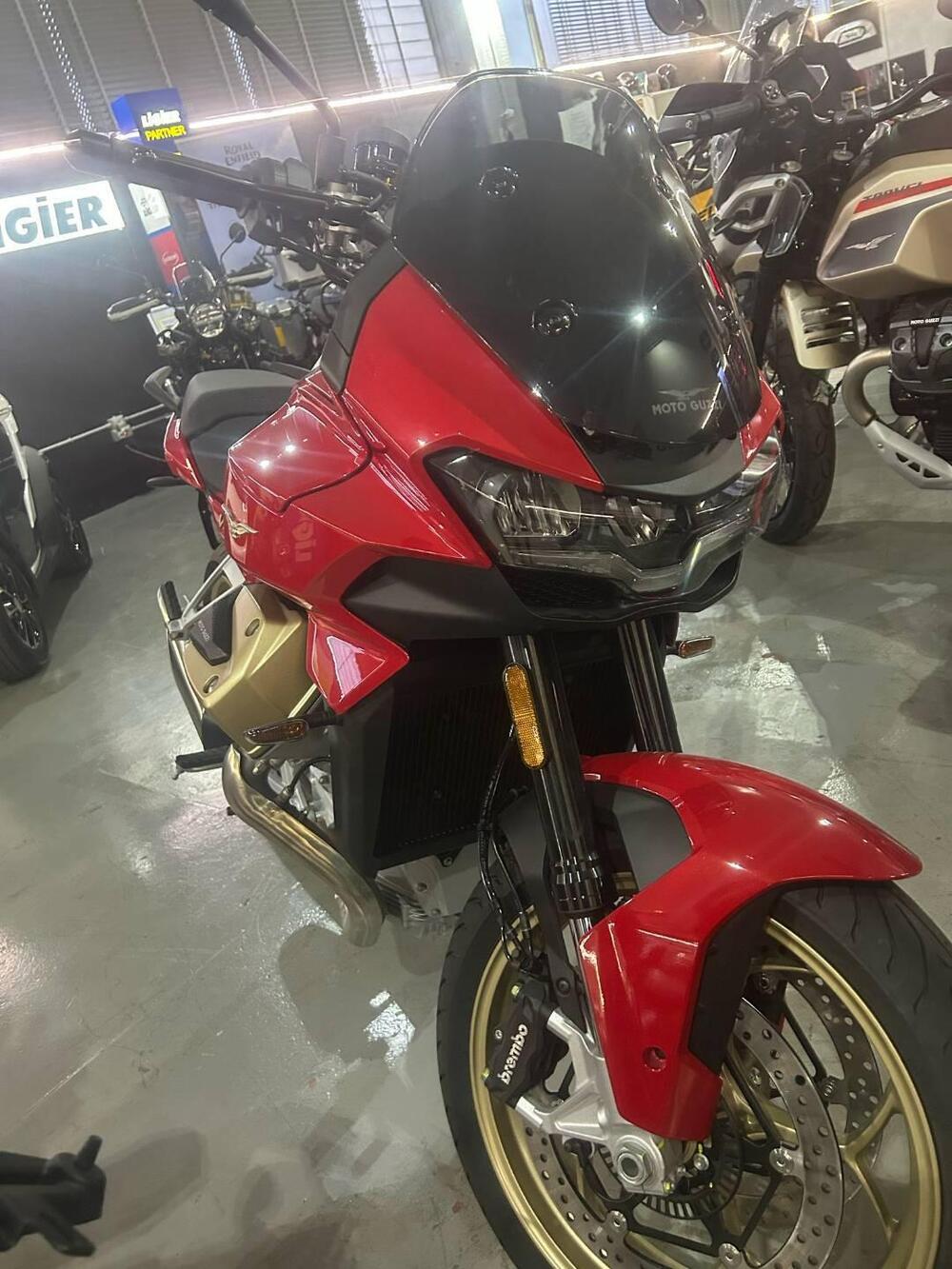 Moto Guzzi V100 Mandello (2022 - 24) (3)