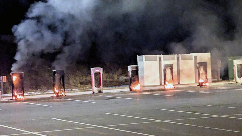 Tesla Supercharger in fiamme, un uomo si da fuoco per sbaglio