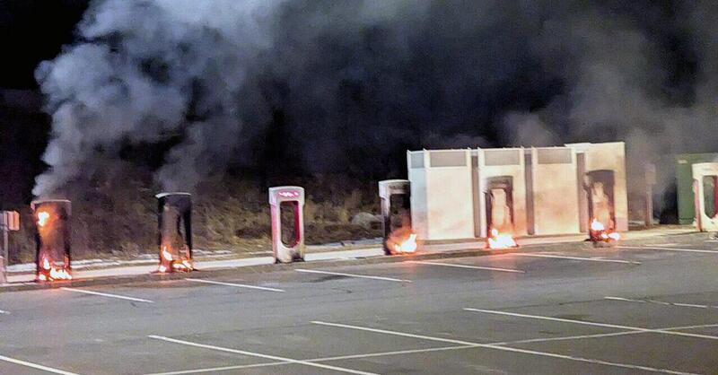 Tesla Supercharger in fiamme, un uomo si da fuoco per sbaglio