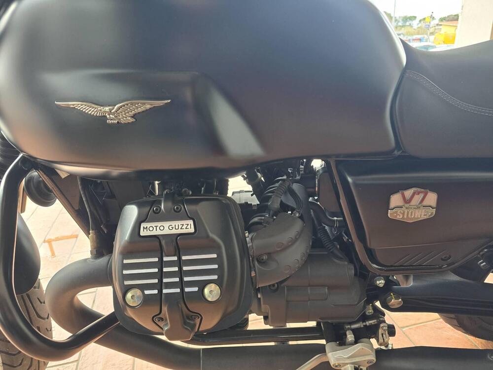 Moto Guzzi V7 Stone (2021 - 24) (9)
