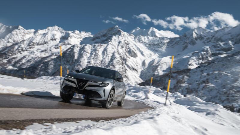 Alfa Romeo Junior ibrida Q4: trazione integrale elettrica, la gamma &egrave; al completo
