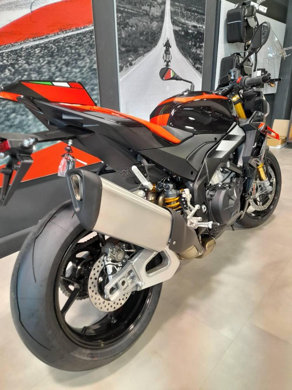 Aprilia Tuono V4 Factory (2025) (4)