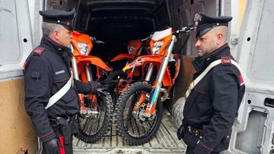 Rubano sei moto e un furgone in un concessionario: fermati durante la fuga. Arrestate sette persone