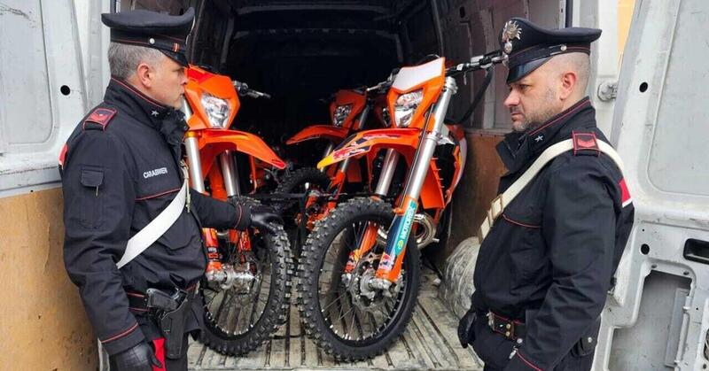 Rubano sei moto e un furgone in un concessionario: fermati durante la fuga. Arrestate sette persone