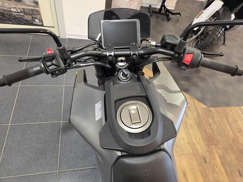 Husqvarna Svartpilen 401 (2024 - 25) (9)