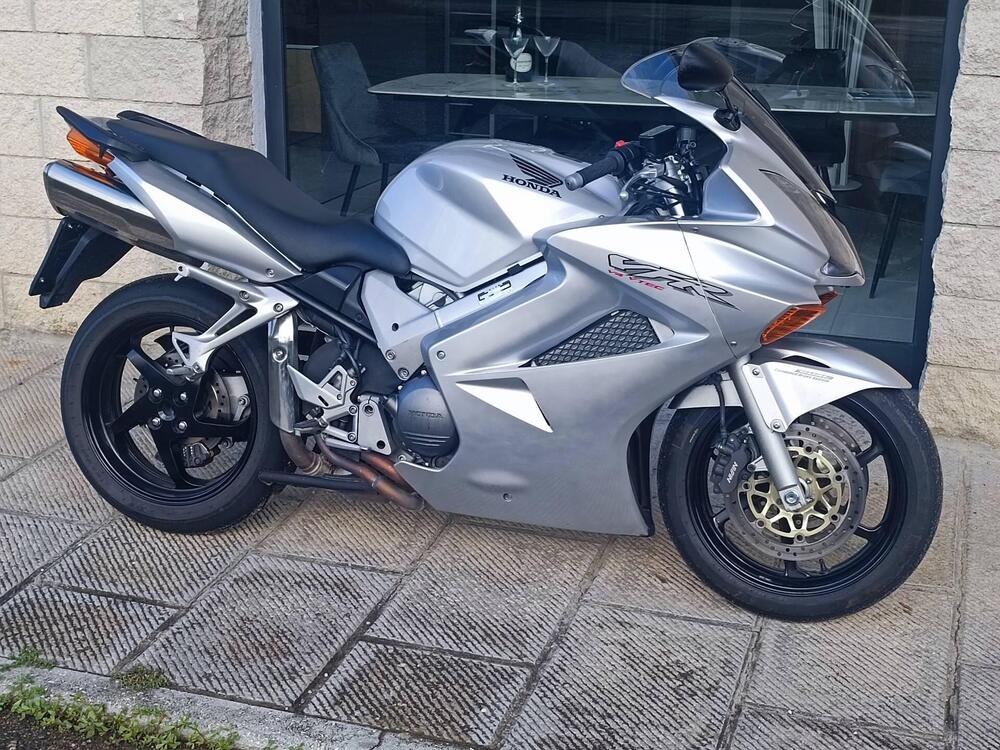 Honda VFR 800 (2002 - 05)