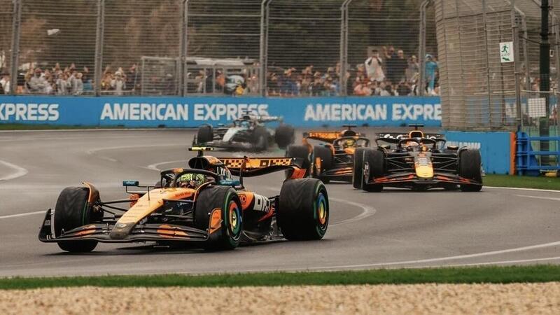 F1. GP d&#039;Australia 2025: Norris vince una gara pazza davanti a Verstappen e Russell. Disastro per Ferrari e super Antonelli