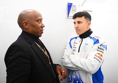 F1. Anthony Hamilton consola Hadjar dopo il ritiro al GP d'Australia: Dovevo fare qualcosa per lui