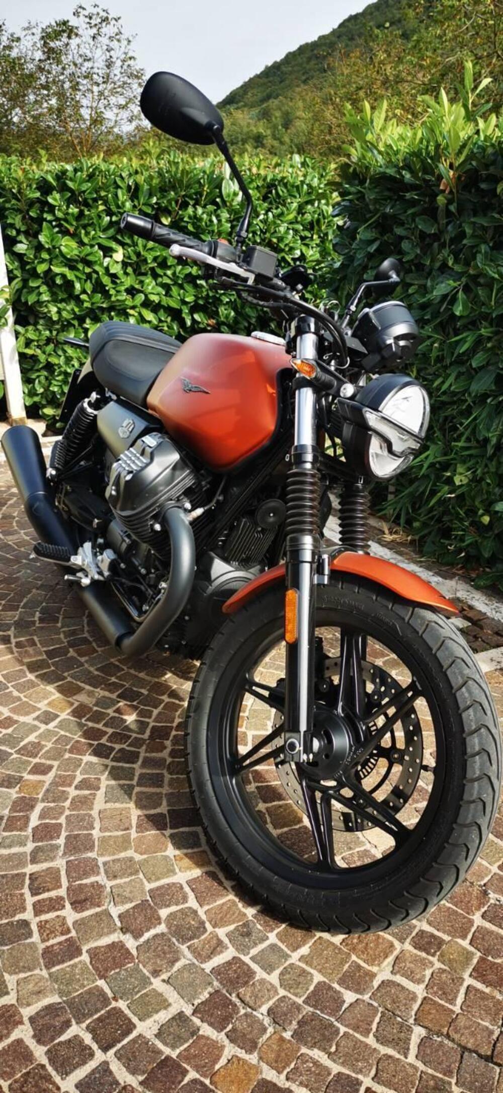 Moto Guzzi V7 Stone (2021 - 24)