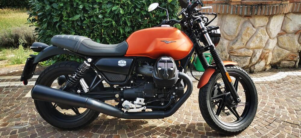 Moto Guzzi V7 Stone (2021 - 24) (2)