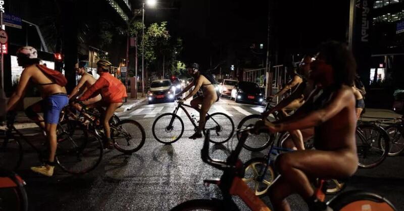 Nudi in bicicletta: la provocazione degli attivisti brasiliani per difendere la categoria 