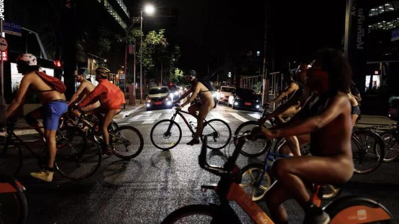 Nudi in bicicletta: la provocazione degli attivisti brasiliani per difendere la categoria 