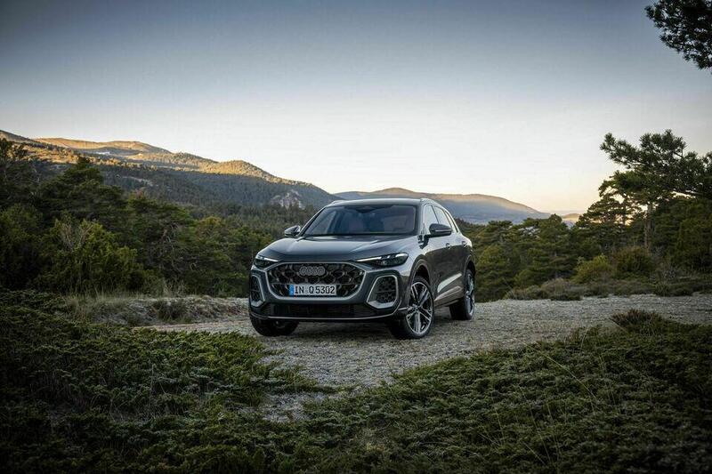 Audi Q5 2025: le foto degli esterni e in movimento