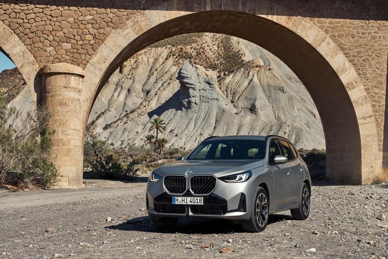 BMW X3 2025: le foto degli esterni e in movimento