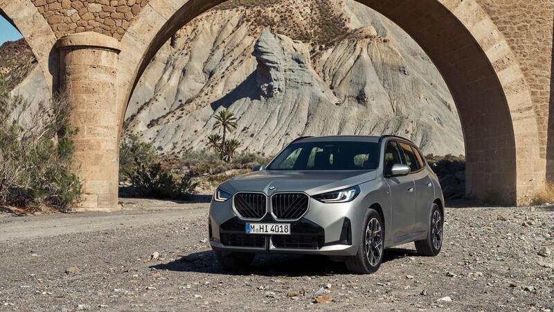 BMW X3 2025: le foto degli esterni e in movimento