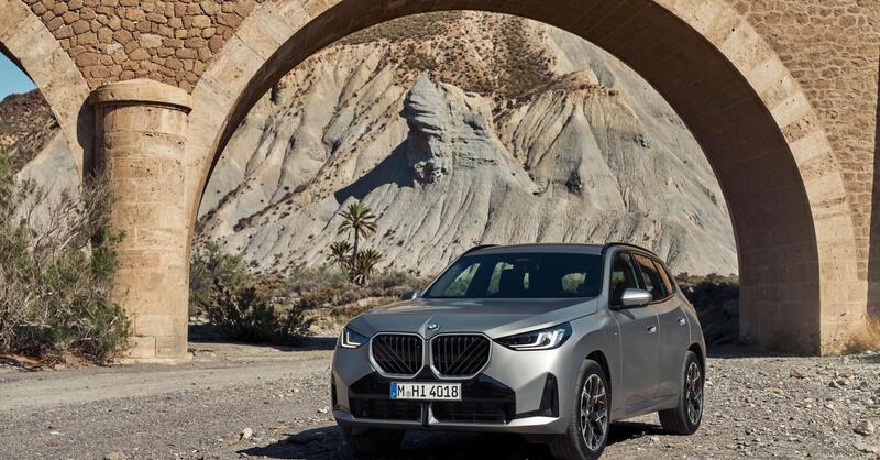 BMW X3 2025: le foto degli esterni e in movimento