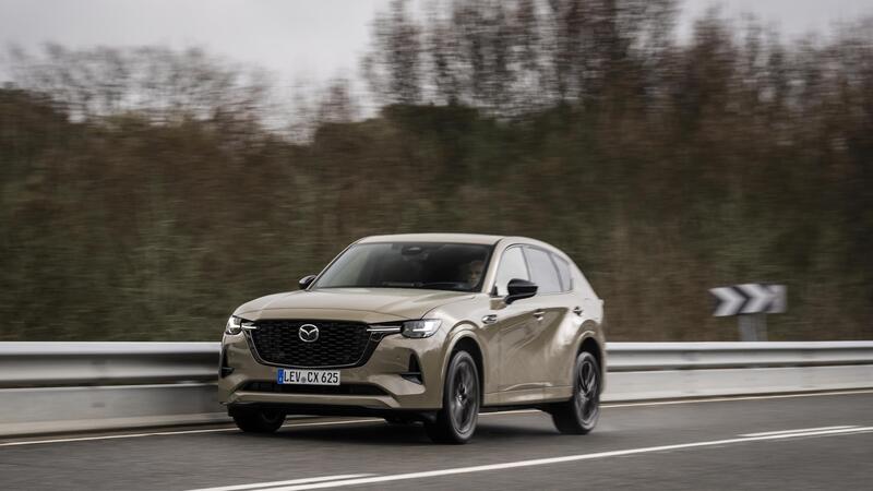 Mazda CX-60 2025: senza barra antirollio, ma con un assetto migliore? La prova su strada [VIDEO]