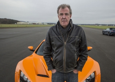 Perch&eacute; Jeremy Clarkson attacca le Jaguar elettriche: &ldquo;Sembrano elettrodomestici rosa&rdquo;