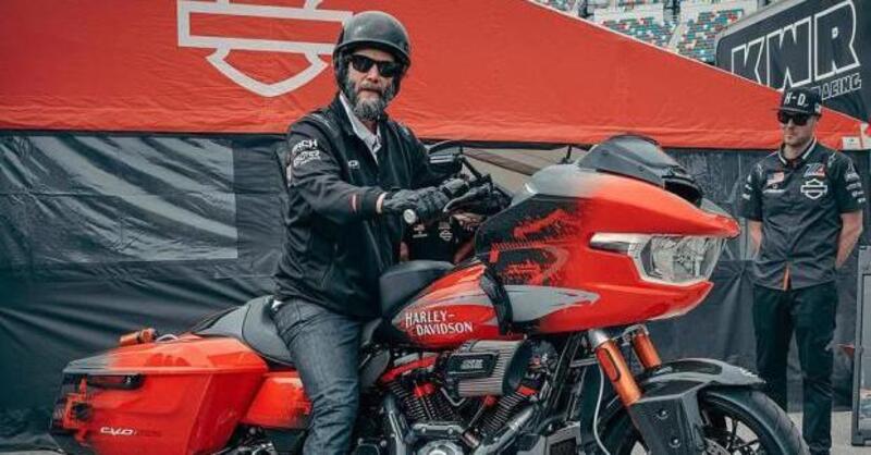 Keanu Reeves in sella a una Harley da 110 mila dollari