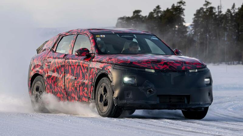 Alfa Romeo Stelvio 2025: la linea sotto le camuffature, ma la Giulia allora come sar&agrave;? 