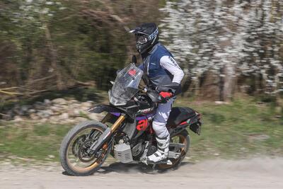 Aprilia Tuareg Rally: una MAXI che sembra una MONO. La prova in OFFROAD [VIDEO e GALLERY]