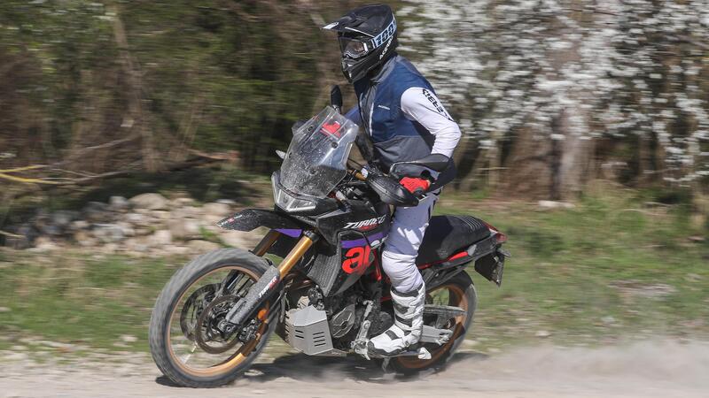 Aprilia Tuareg Rally: una MAXI che sembra una MONO. La prova in OFFROAD [VIDEO e GALLERY]