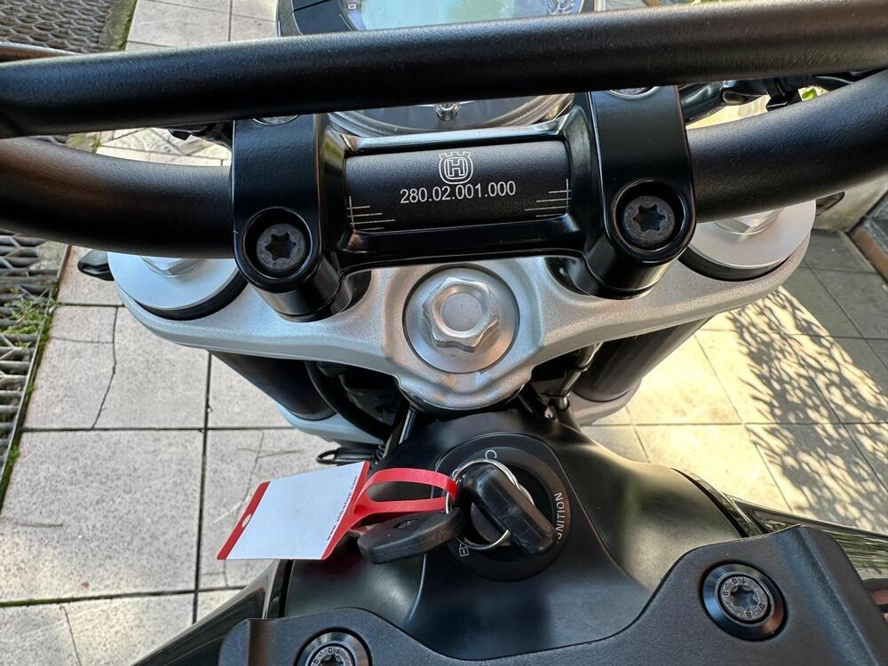 Husqvarna Svartpilen 401 (2018 - 19) (14)