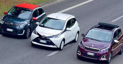 Citroen C1, Peugeot 107, Toyota Aygo: hanno vent&#039;anni eppure sono attuali; se ci fossero oggi... ecco come vanno