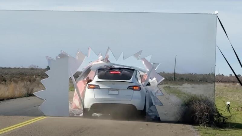 Tesla cade nella trappola dei Looney Tunes come Willy Coyote [VIDEO]