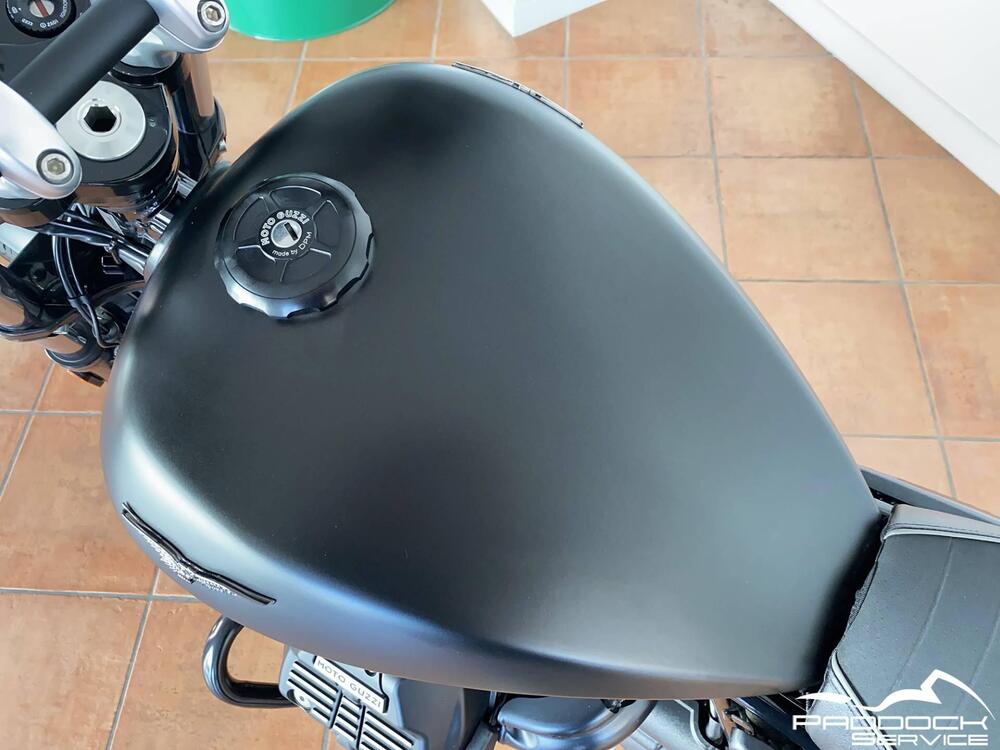 Moto Guzzi V9 Bobber (2016 - 18) (7)