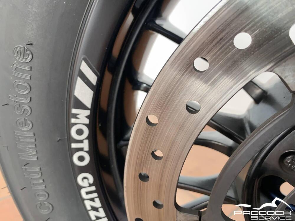 Moto Guzzi V9 Bobber (2016 - 18) (14)