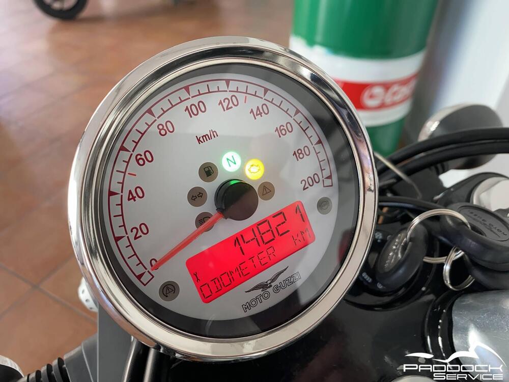 Moto Guzzi V9 Bobber (2016 - 18) (16)