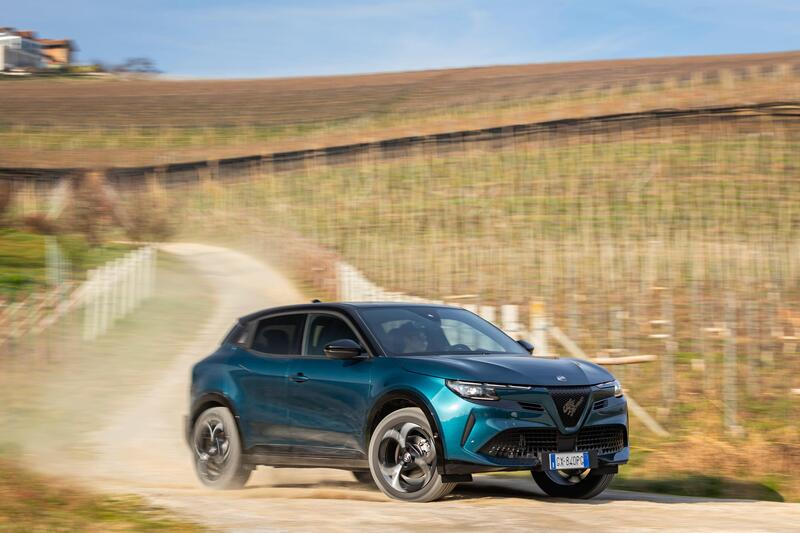 Alfa Romeo Junior Q4 su strada