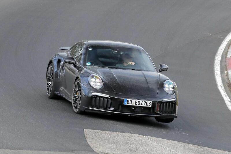 Porsche 911 Turbo S: avvistato il nuovo facelift della nuova ibrida ad alte prestazioni [Foto Spia]